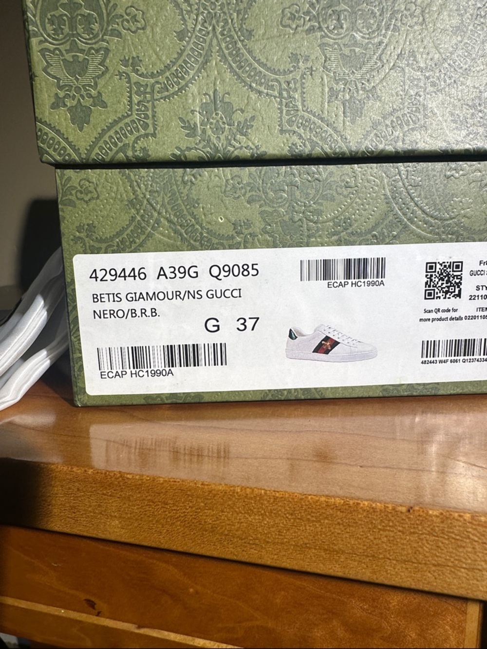 Gucci ‘Bee’ Tennis Shoes. - Picture 4 of 11